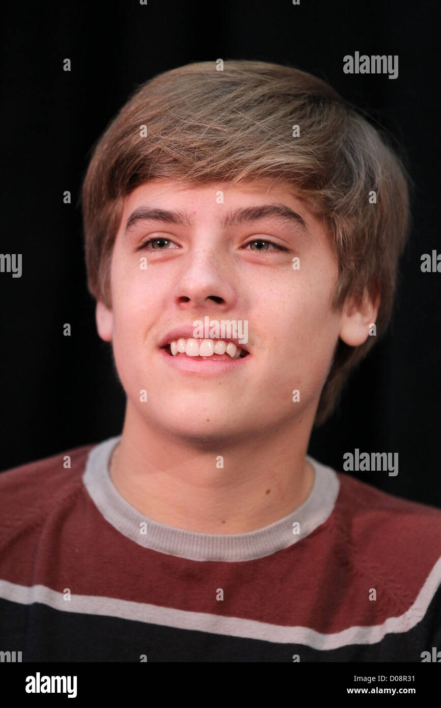 Disney stars Dylan Dylan Sprouse et Cole Sprouse accueillir un événement de collecte de fonds au profit de la Fondation 'Ride une vague' à des millions Banque D'Images