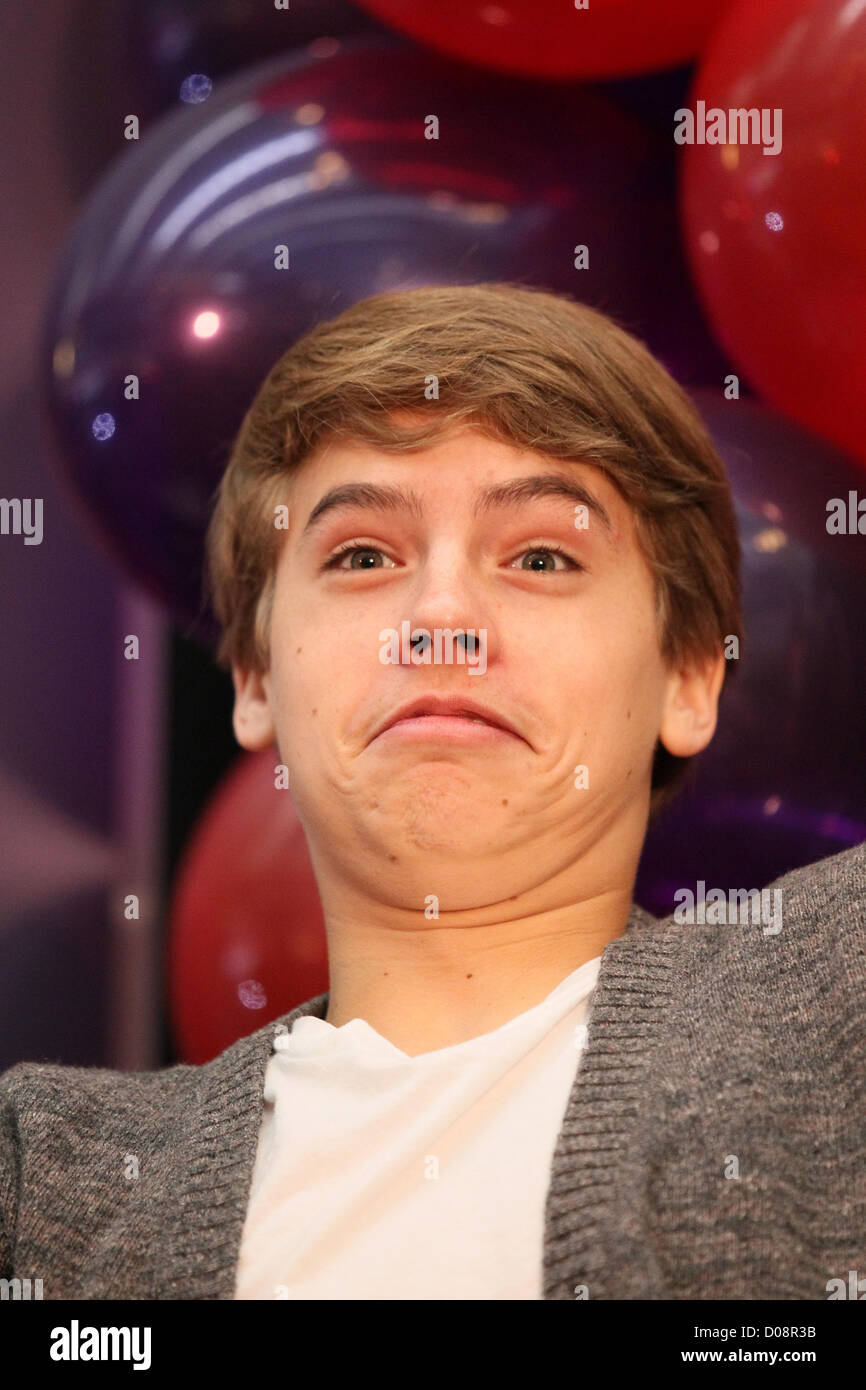 Cole Sprouse Disney stars Dylan et Cole Sprouse accueillir un événement de collecte de fonds au profit de la Fondation 'Ride une vague' à des millions Banque D'Images