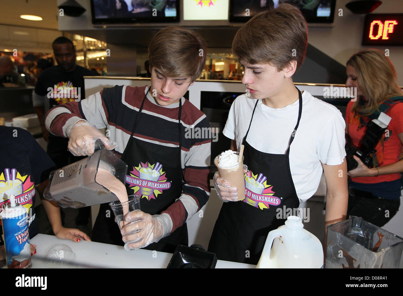 Dylan et Cole Disney stars Dylan et Cole Sprouse accueillir un événement de collecte de fonds au profit de la Fondation 'Ride une vague' à des millions Banque D'Images