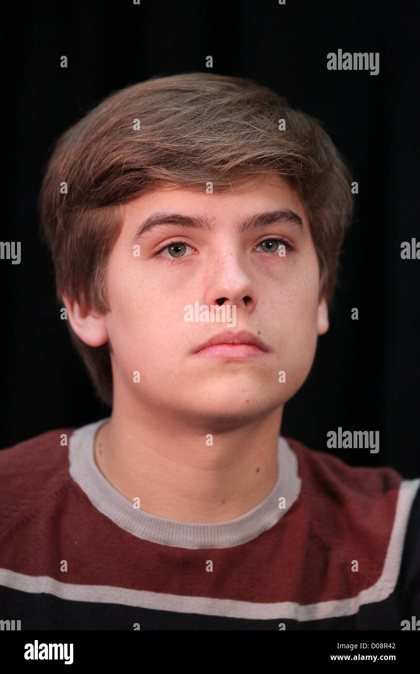 Disney stars Dylan Dylan Sprouse et Cole Sprouse accueillir un événement de collecte de fonds au profit de la Fondation 'Ride une vague' à des millions Banque D'Images