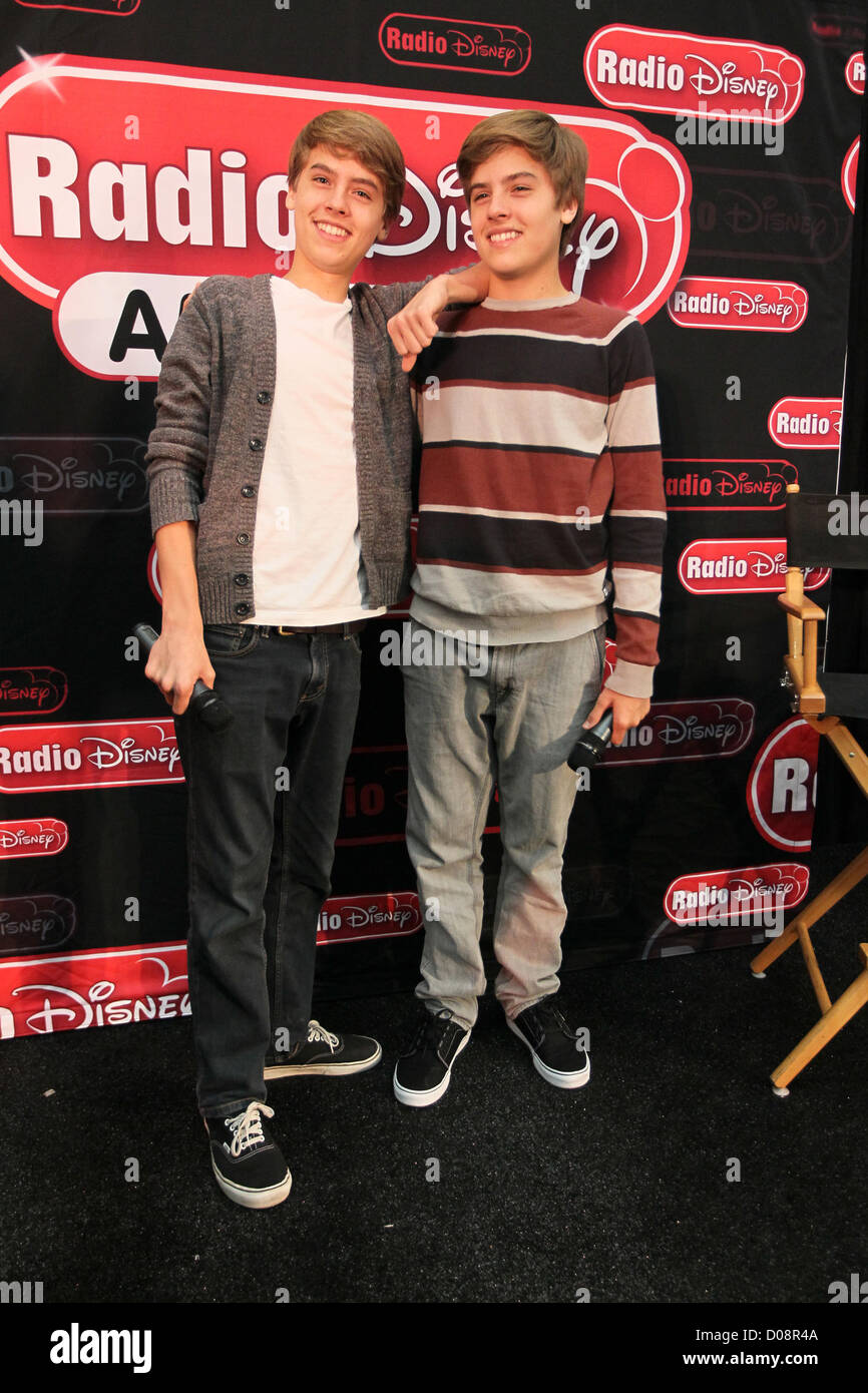 Dylan et Cole Disney stars Dylan et Cole Sprouse accueillir un événement de collecte de fonds au profit de la Fondation 'Ride une vague' à des millions Banque D'Images