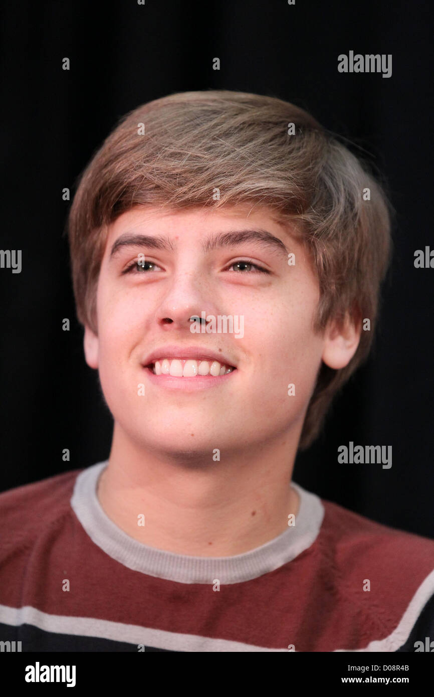 Disney stars Dylan Dylan Sprouse et Cole Sprouse accueillir un événement de collecte de fonds au profit de la Fondation 'Ride une vague' à des millions Banque D'Images