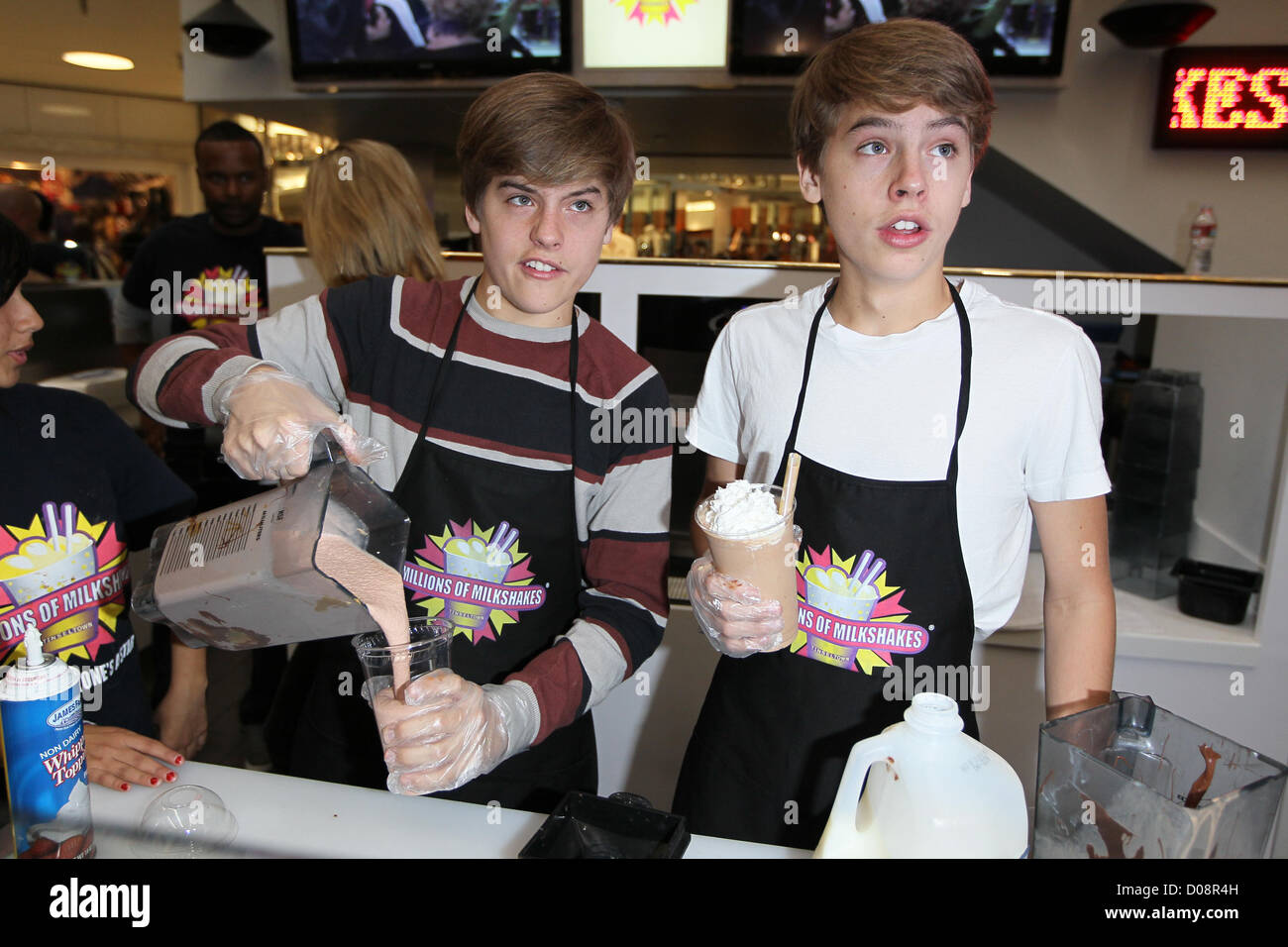 Dylan et Cole Disney stars Dylan et Cole Sprouse accueillir un événement de collecte de fonds au profit de la Fondation 'Ride une vague' à des millions Banque D'Images