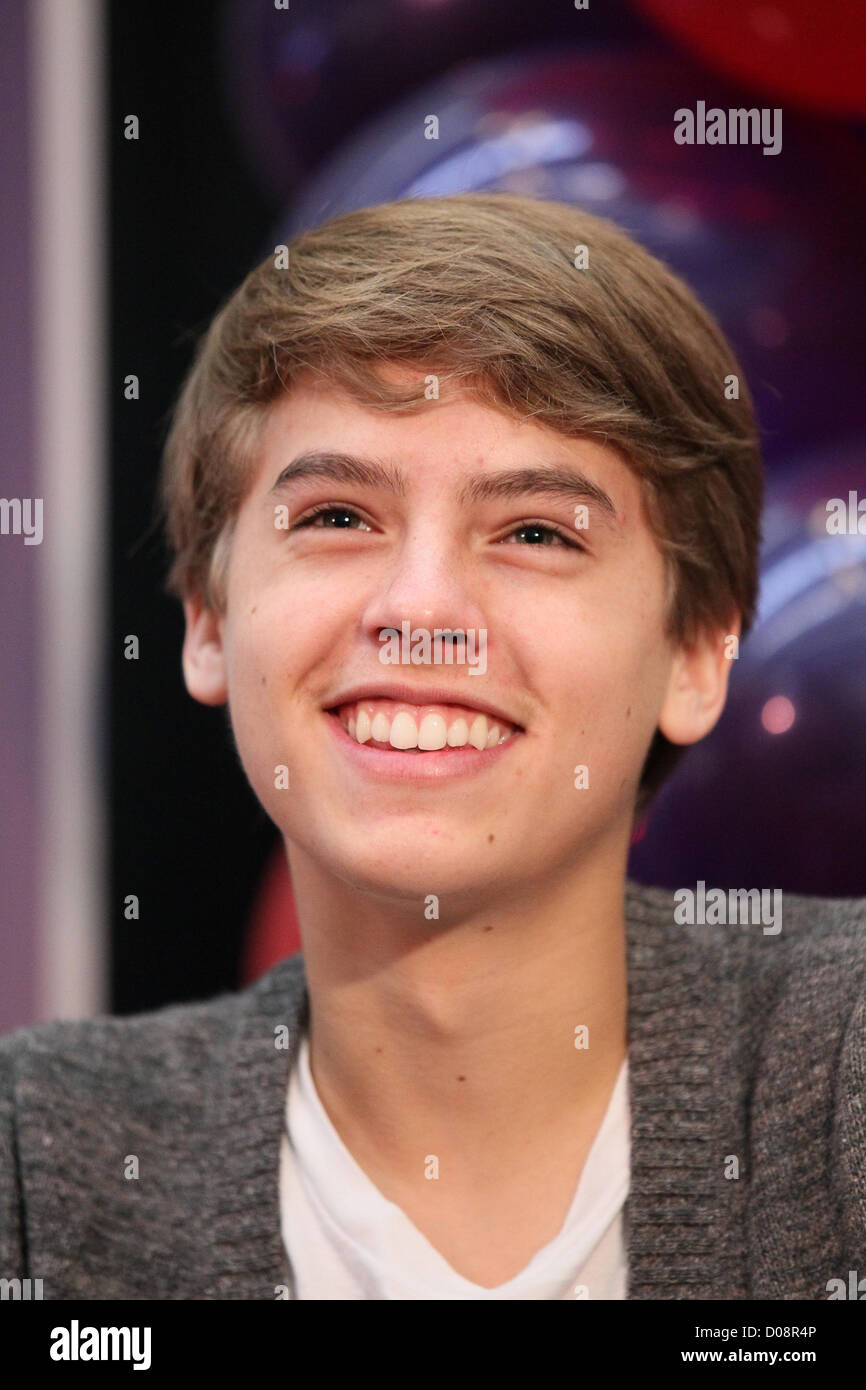 Cole Sprouse Disney stars Dylan et Cole Sprouse accueillir un événement de collecte de fonds au profit de la Fondation 'Ride une vague' à des millions Banque D'Images