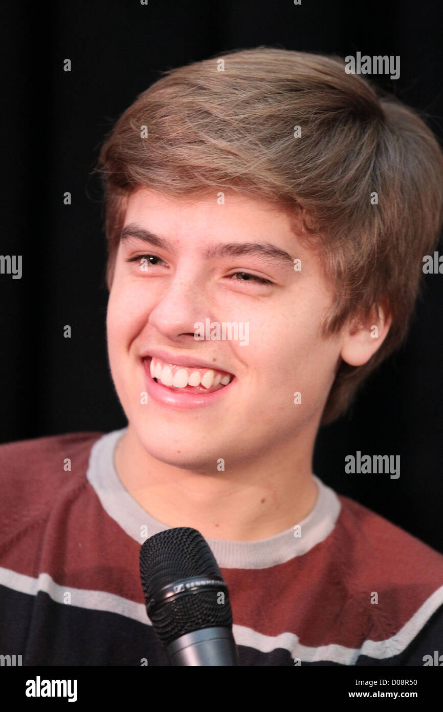 Disney stars Dylan Dylan Sprouse et Cole Sprouse accueillir un événement de collecte de fonds au profit de la Fondation 'Ride une vague' à des millions Banque D'Images