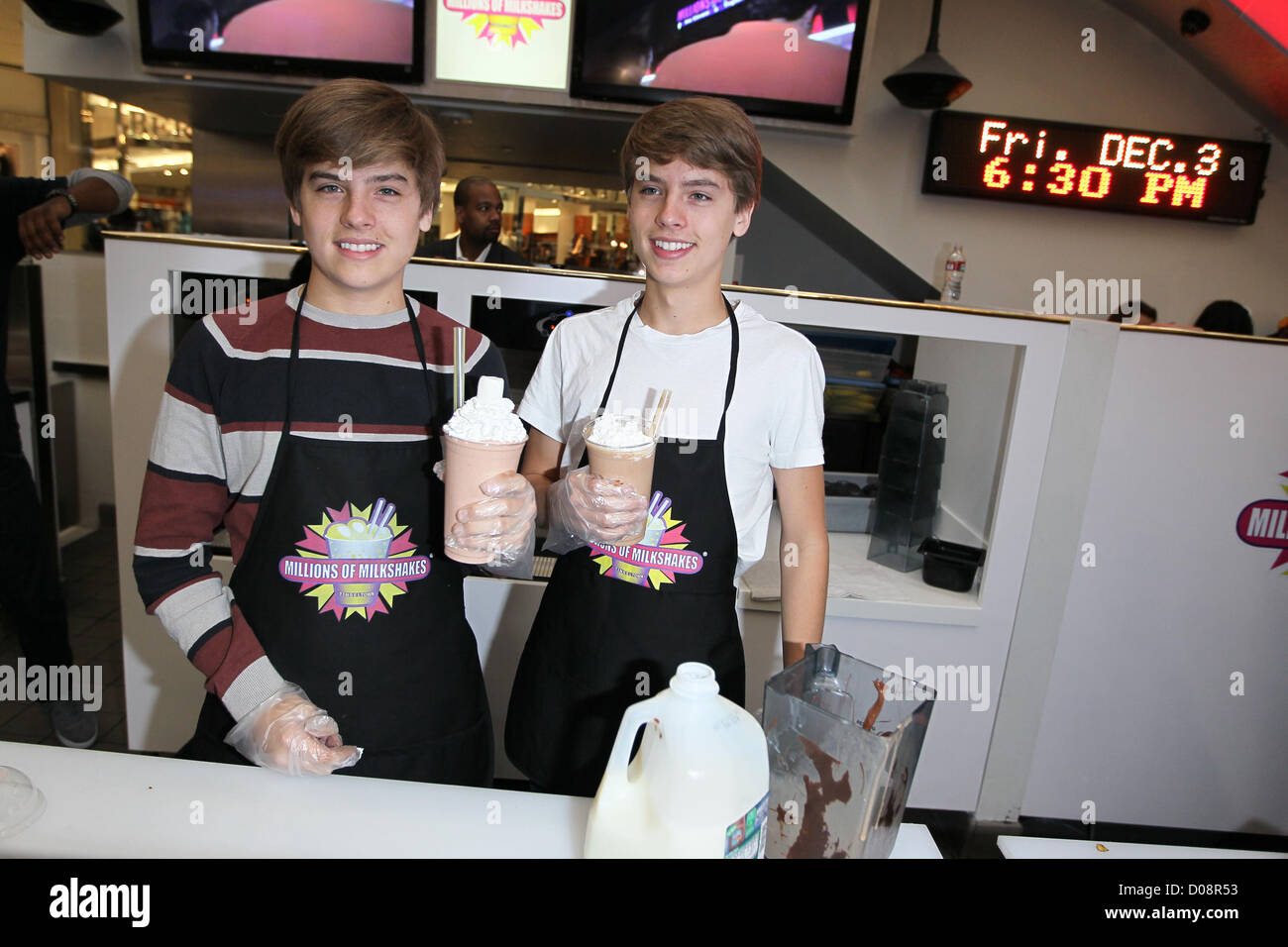 Dylan et Cole Disney stars Dylan et Cole Sprouse accueillir un événement de collecte de fonds au profit de la Fondation 'Ride une vague' à des millions Banque D'Images