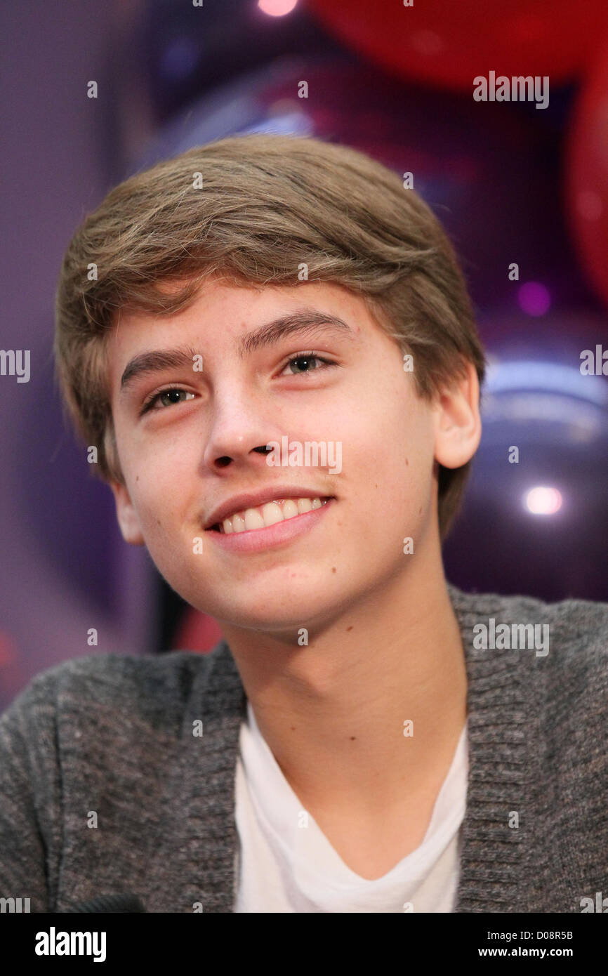 Cole Sprouse Disney stars Dylan et Cole Sprouse accueillir un événement de collecte de fonds au profit de la Fondation 'Ride une vague' à des millions Banque D'Images