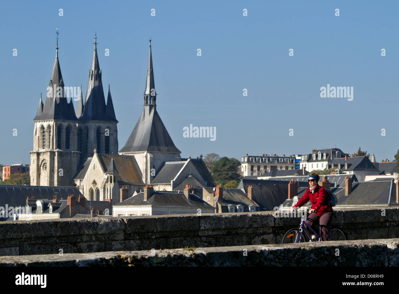 Cycliste SUR PONT JACQUES GABRIEL BRIDGE CLOCHERS SAINT-NICOLAS EN ARRIÈRE-PLAN Loir-et-cher (41) FRANCE Banque D'Images