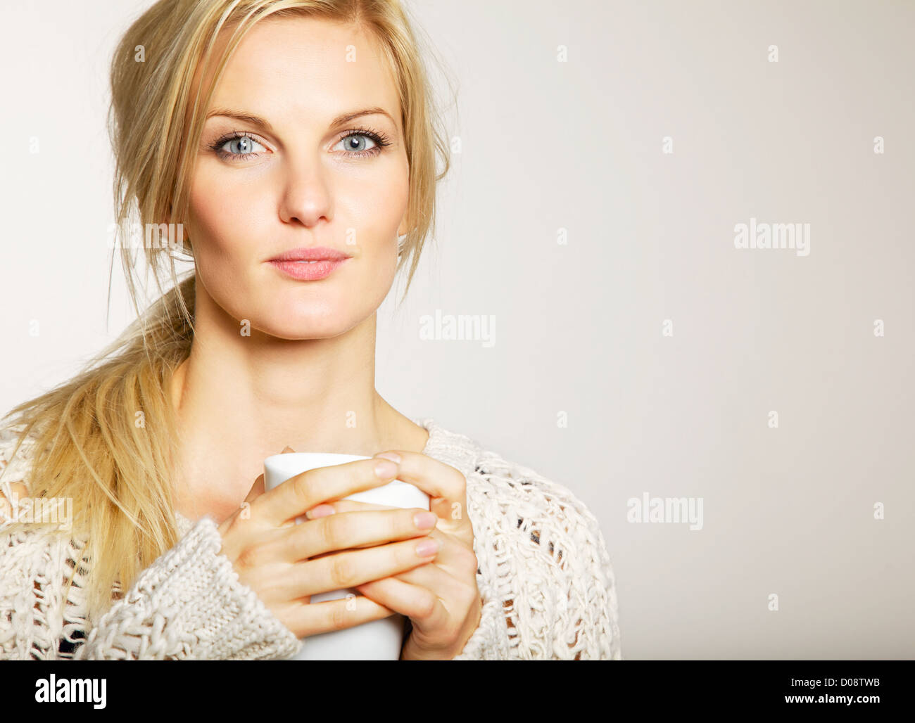 Portrait d'une femme ayant des cheveux non son café le matin Banque D'Images