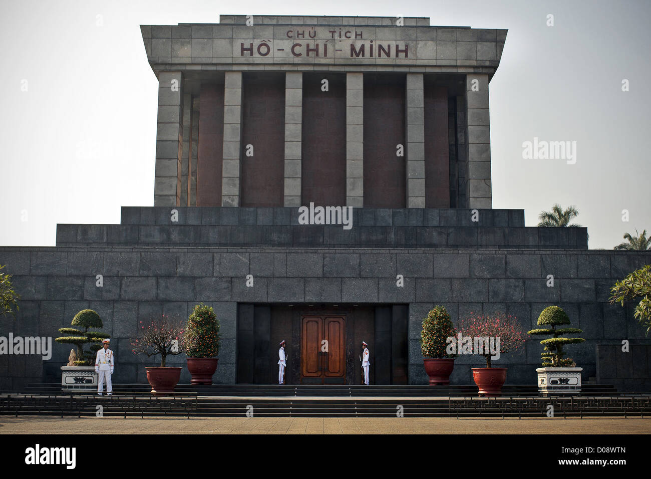 Des gardiens DANS LE MAUSOLÉE DE HO CHI MINH SUR PLACE BA DINH HANOÏ VIETNAM ASIE Banque D'Images