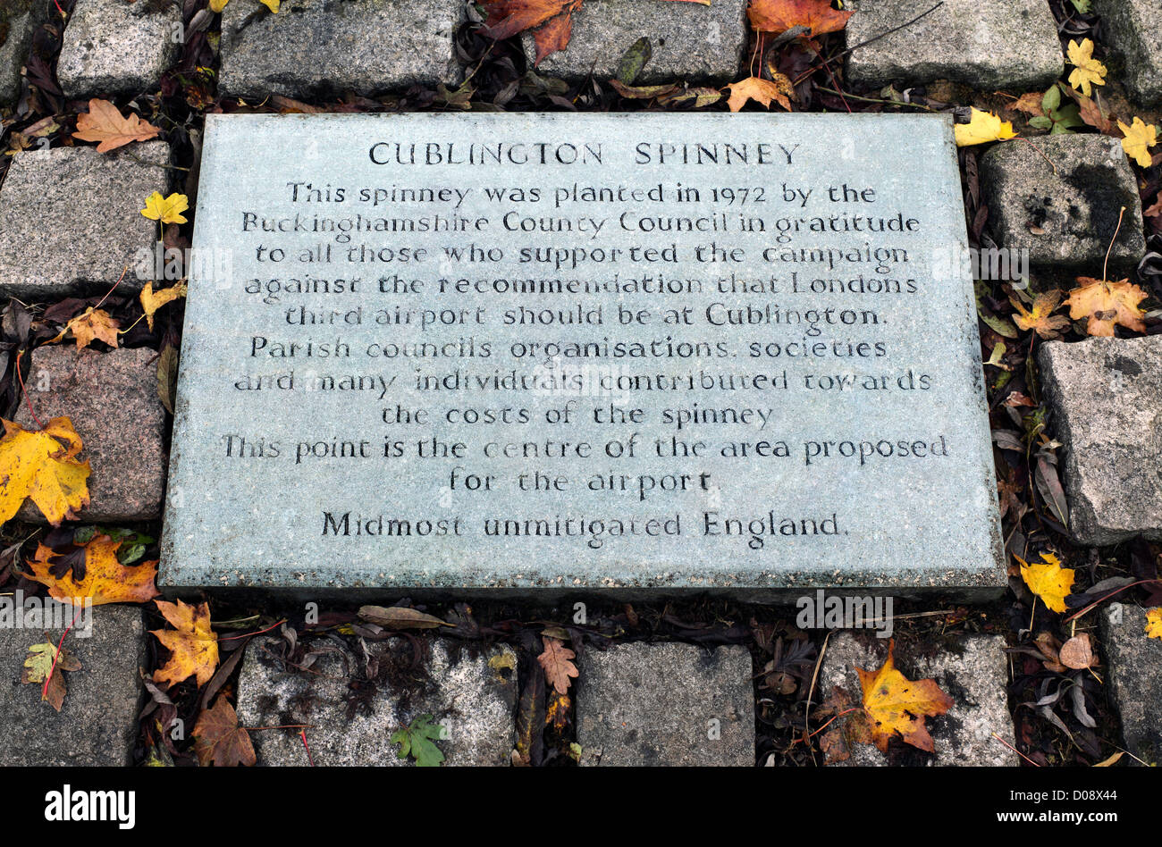 Par l'inscription sur le monument 1972 Spinney Cublington à la campagne contre un tiers dans le domaine de l'aéroport de Londres. Banque D'Images