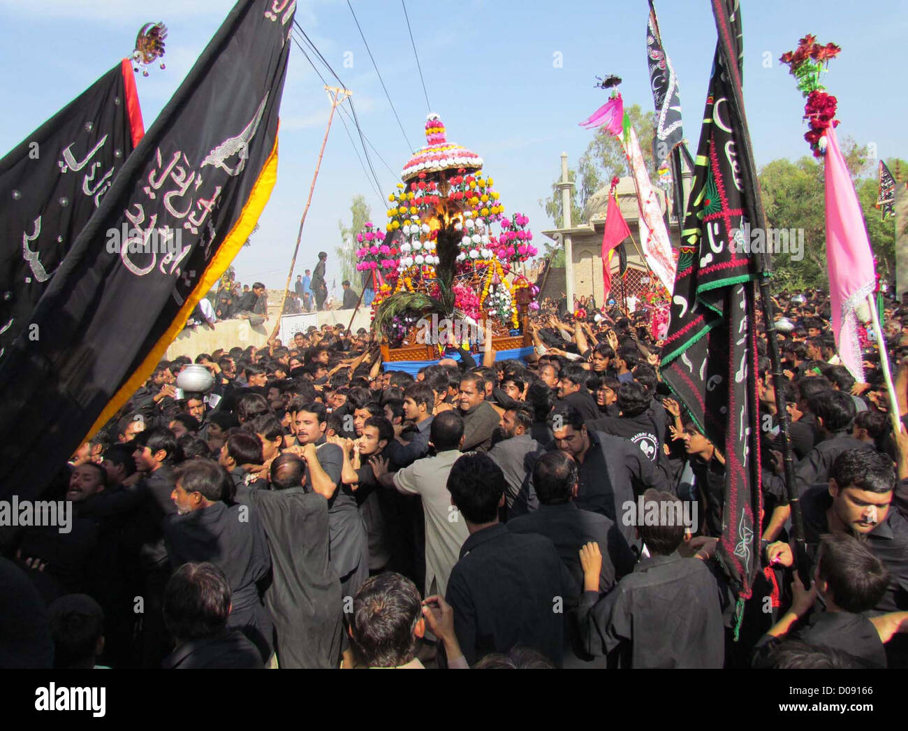 Les musulmans chiites porte faire "ziyarat"-e-Tazia réplique (Cercueil de Saint Imam Hussain A.S) au cours d'une procession religieuse dans le cadre de Moharram-ul-Haram à Sukkur mardi, 20 novembre 2012. Les musulmans chiites pleure Imam Hussain (A.S) petit-fils du prophète (SAW) et discute de sa souffrance et de montrer leur dévotion à lui à Moharram-ul- Haram en organisant des rassemblements connus sous le Majlis-e-Aza et processions connu comme Jaloos-e-Aza Banque D'Images