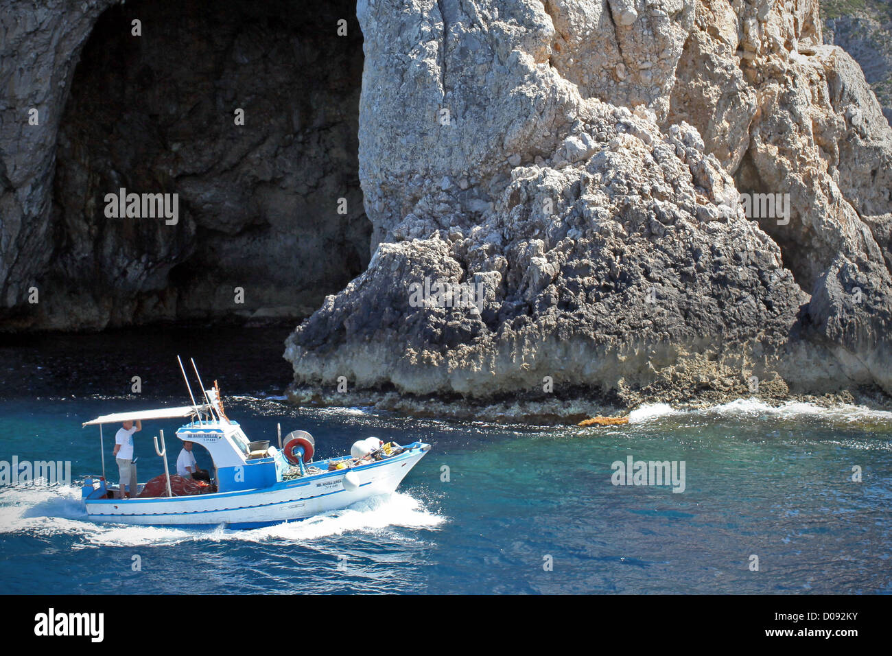 Bateau de pêche PRÈS D'UNE GROTTE FAVIGNANA Îles Égades Sicile Italie Banque D'Images