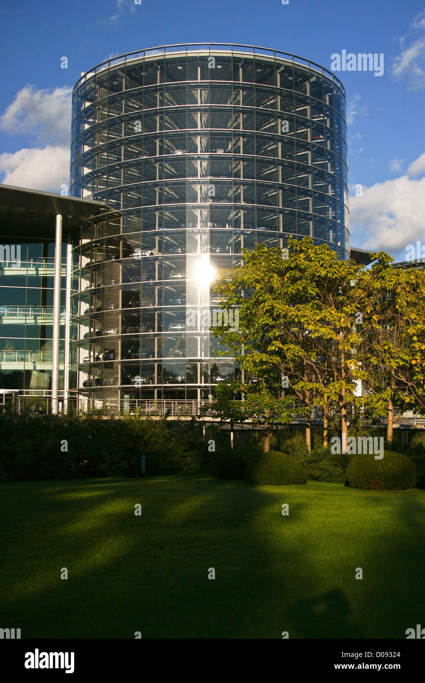 Gläserne Manufaktur par Gunter Henn, 2002, Volkswagen Phaeton 'Glass Factory', Lennéstrasse 1, Dresde, Saxe, Saxe, Allemagne Banque D'Images