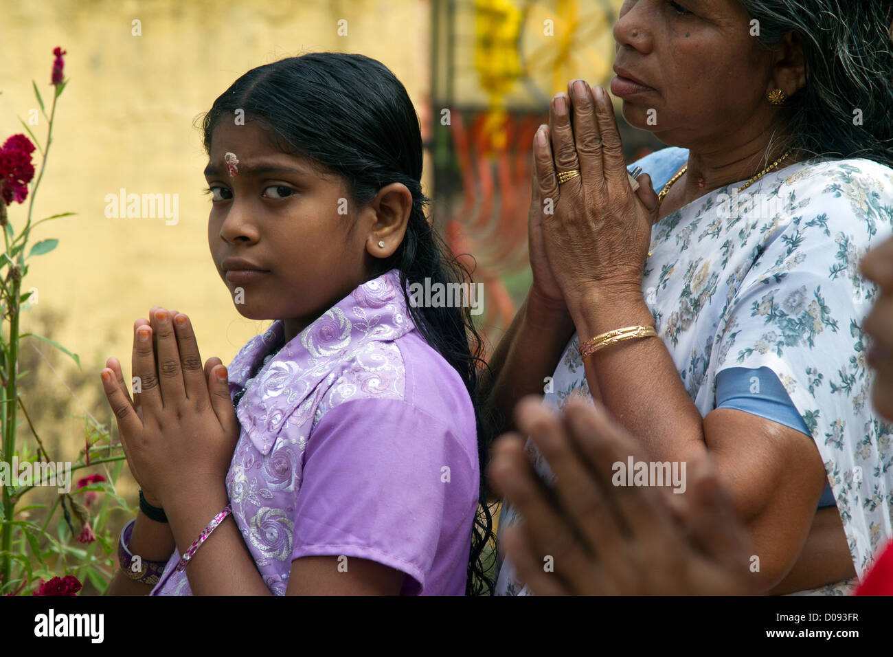 La prière DANS LE TEMPLE DU KERALA INDE DU SUD ASIE NEDUNGOLAM Banque D'Images