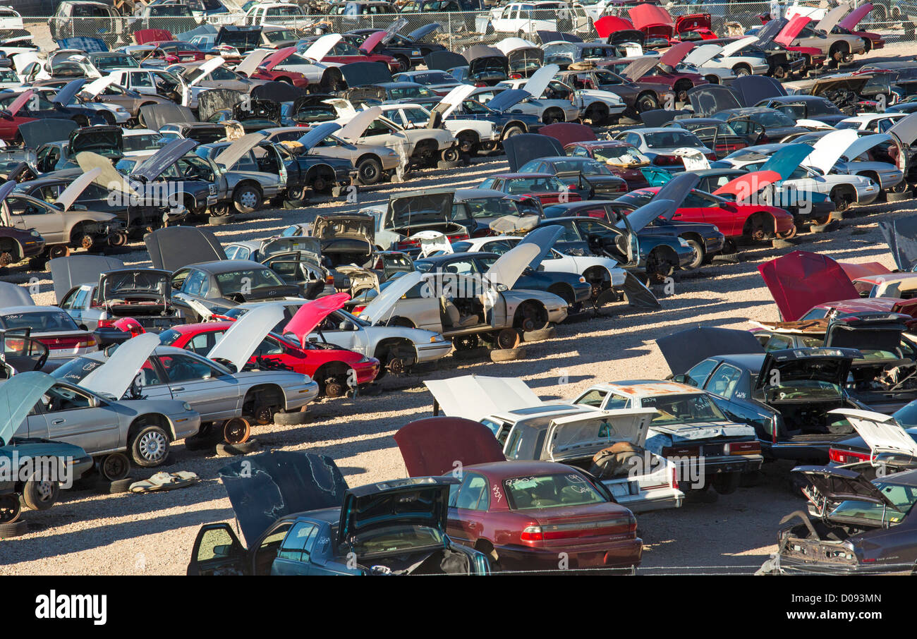 Alexandria, Louisiane - voitures indésirable à un parc à ferrailles. Parties utilisables seront vendus et ensuite les wagons doivent être mis au rebut. Banque D'Images