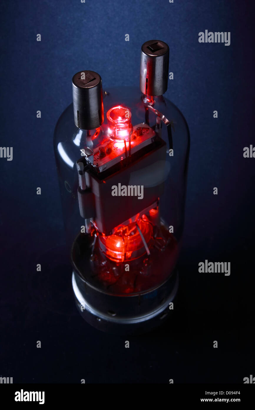 Distributeur électronique de style rétro rouge brillant sur fond bleu foncé. Banque D'Images