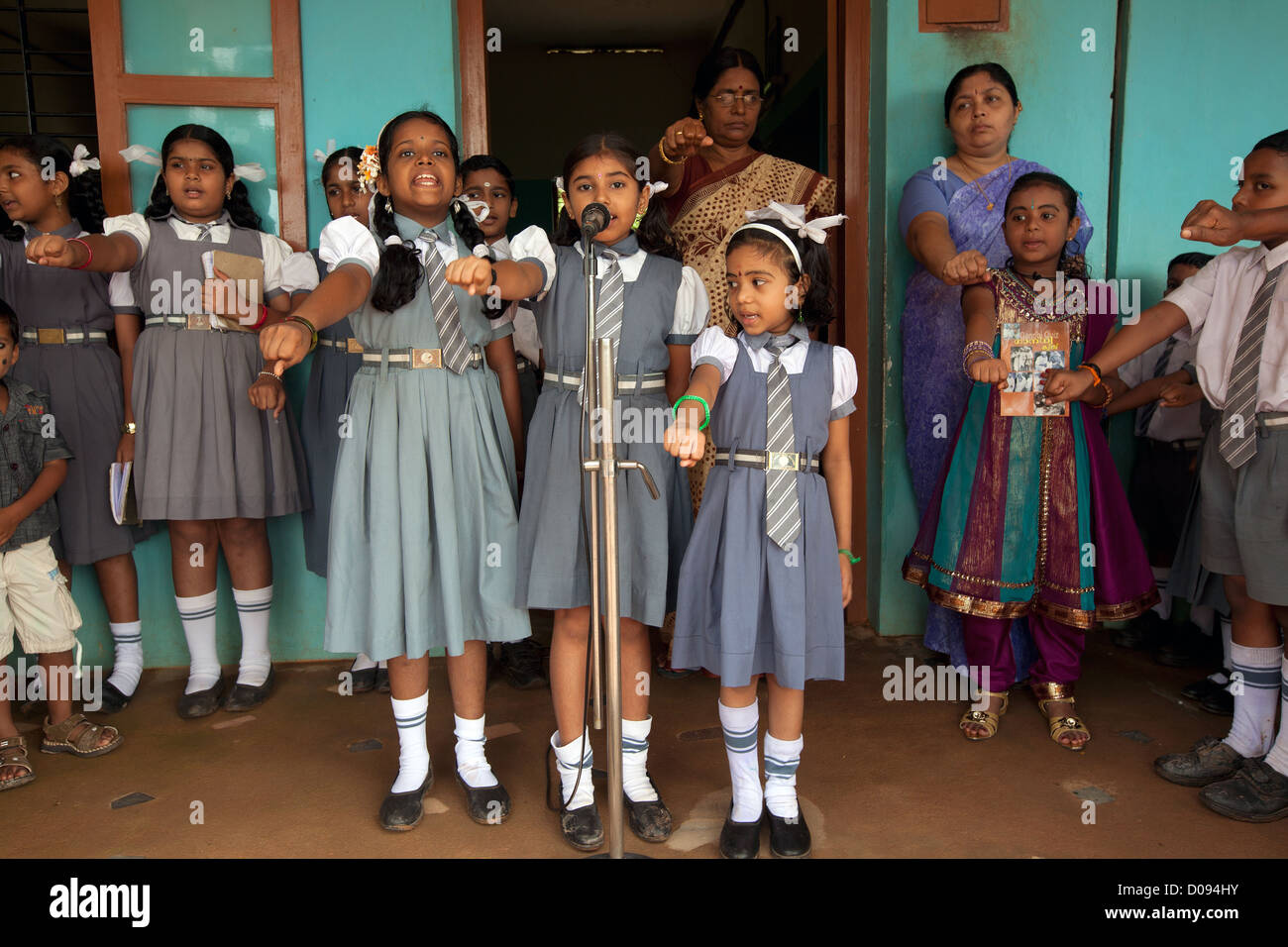 Les écoliers indiens chantant l'HYMNE NATIONAL À L'ÉCOLE DU KERALA INDE DU SUD ASIE NEDUNGOLAM Banque D'Images