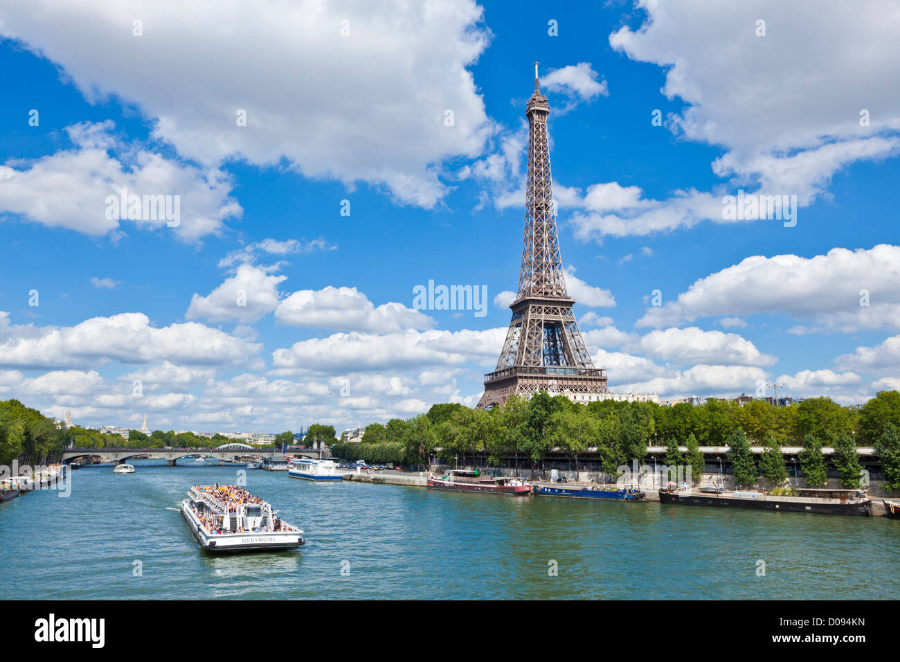 Bateau bateaux mouches sur la Seine en passant par la Tour Eiffel tower Paris France Europe de l'UE Banque D'Images