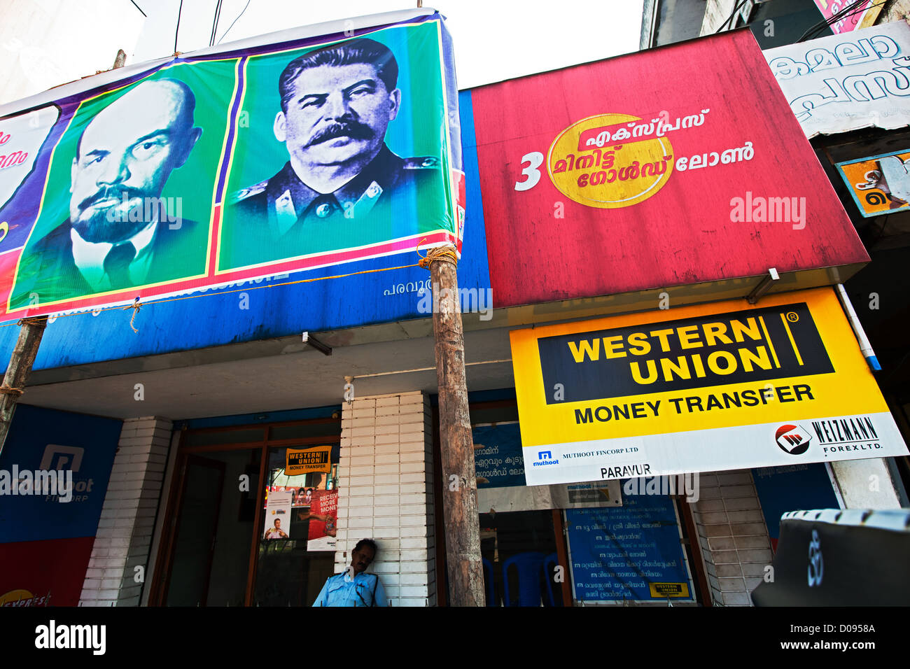 Photo sur Lénine Staline Affiches de propagande du parti communiste sur la pendaison banque façade sud de l'Inde Asie KERALA VARKALA Banque D'Images
