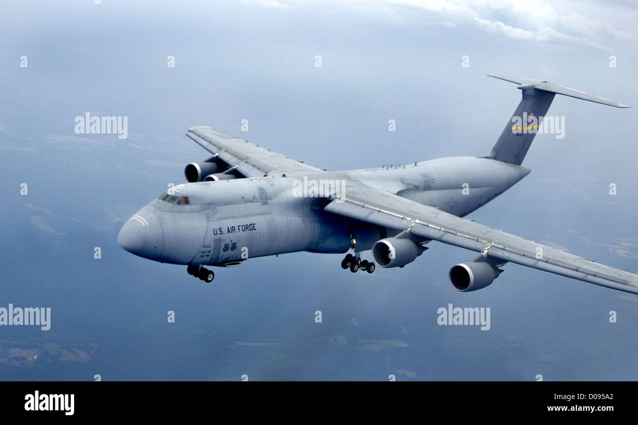 Le Lockheed Martin C-5M Super Galaxy est un gros avion de transport militaire. Sur cette image, le C-5M est vu en vol, montrant sa capacité à transporter des cargaisons surdimensionnées sur de longues distances, vitales pour la logistique militaire et les besoins de transport mondial. Banque D'Images
