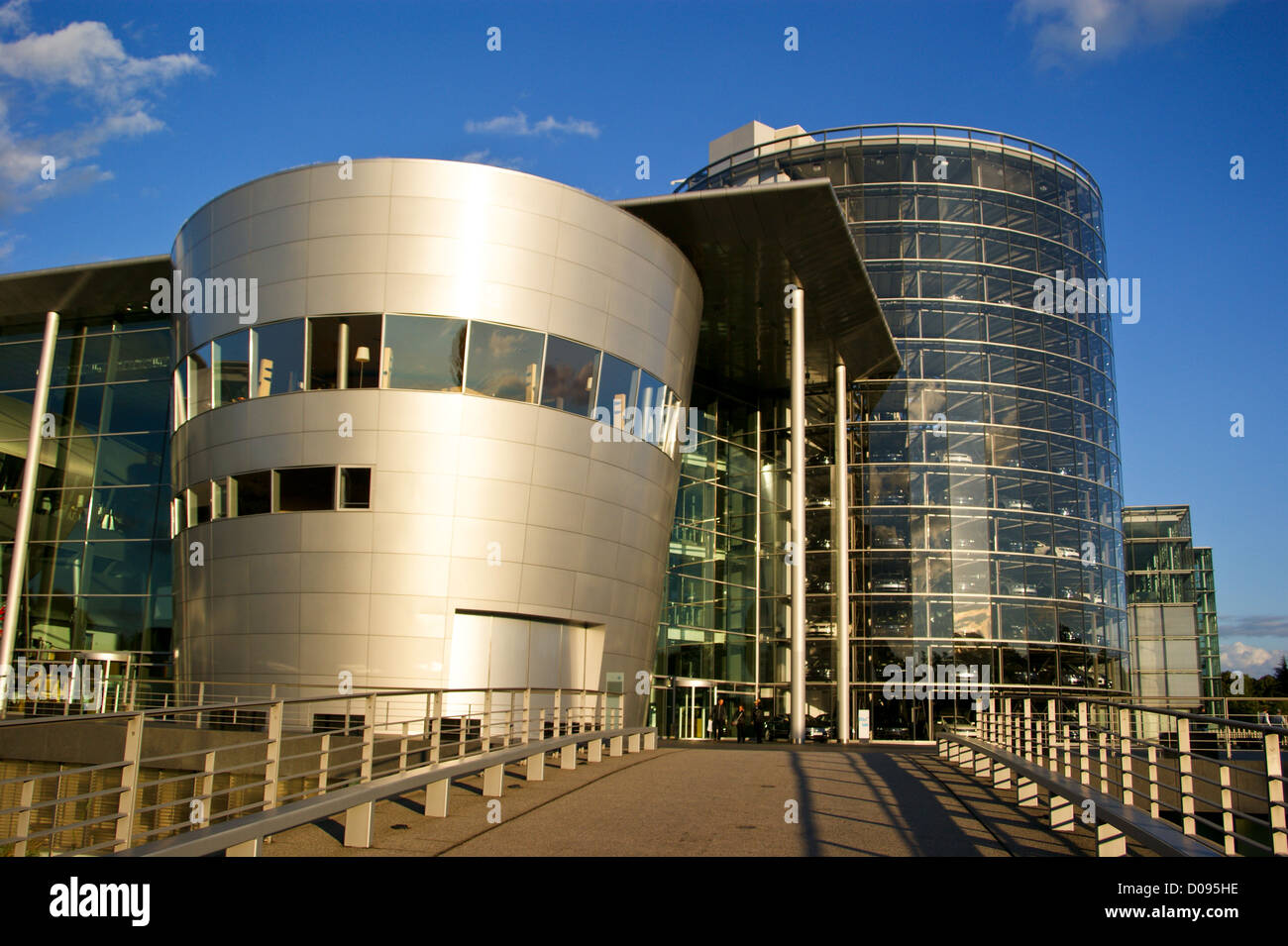 Gläserne Manufaktur par Gunter Henn, 2002, Volkswagen Phaeton 'Glass Factory', Lennéstrasse 1, Dresde, Saxe, Saxe, Allemagne Banque D'Images