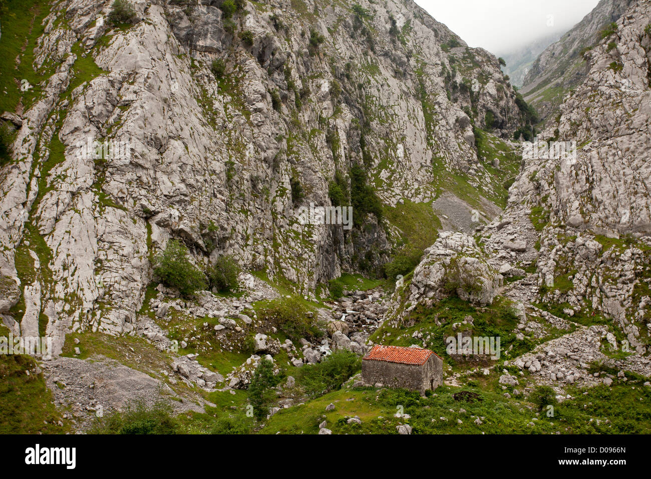 Ancienne grange dans le Rio Cares gorges calcaires, Picos de Europa, l'Espagne, Europe Banque D'Images