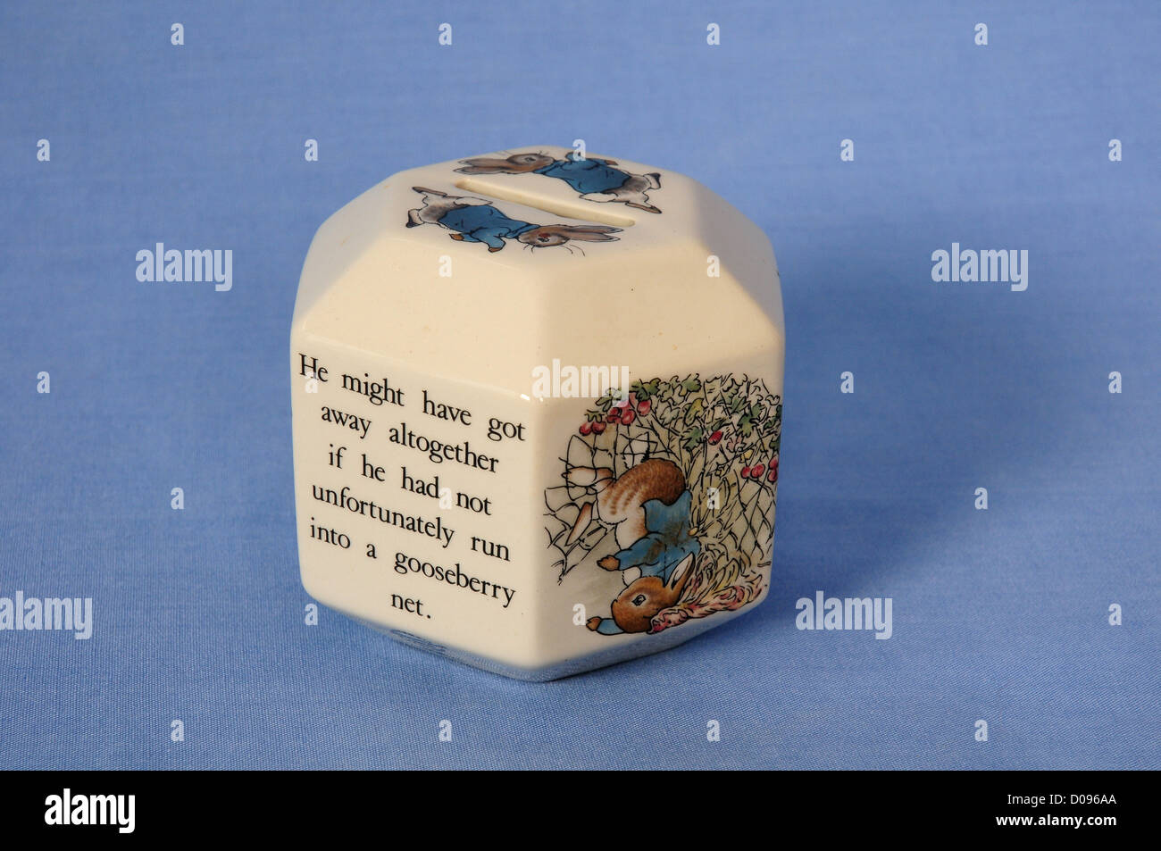 L'argent de l'enfant fort illustrant la Peter Rabbit de Beatrix Potter. Banque D'Images