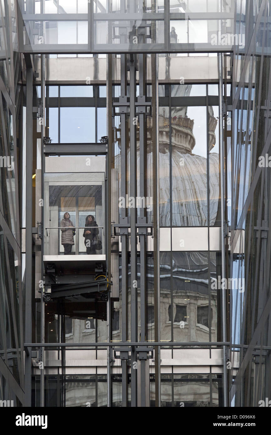 SAINT PAUL'S CATHEDRAL REFLÉTANT EN VERRE, EN FACE D'ELLE un ascenseur panoramique LONDON ANGLETERRE Grande-bretagne UNITED Banque D'Images