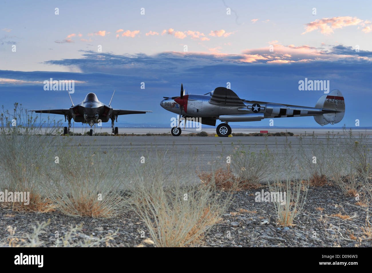 Le Lockheed Martin F-35 Lightning II, un chasseur furtif moderne, rencontre le P-38 Lockheed Lightning, un avion de la seconde Guerre mondiale, dans une comparaison historique de deux avions influents qui partagent un nom similaire mais diffèrent considérablement dans la conception et les capacités. Banque D'Images