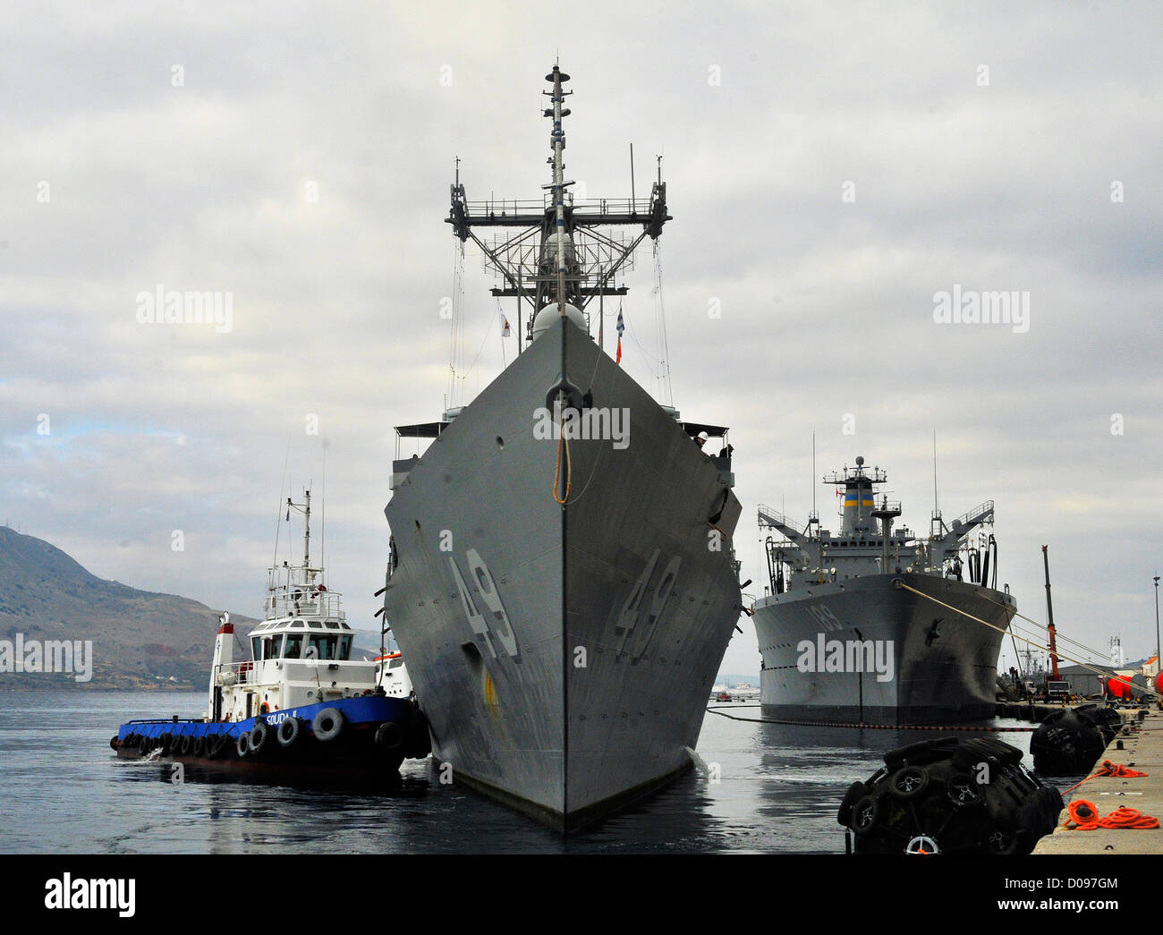 La classe Oliver Hazard Perry frégate lance-missiles USS Robert G. Bradley (FFG 49) arrive pour un service au port. Bradley Banque D'Images