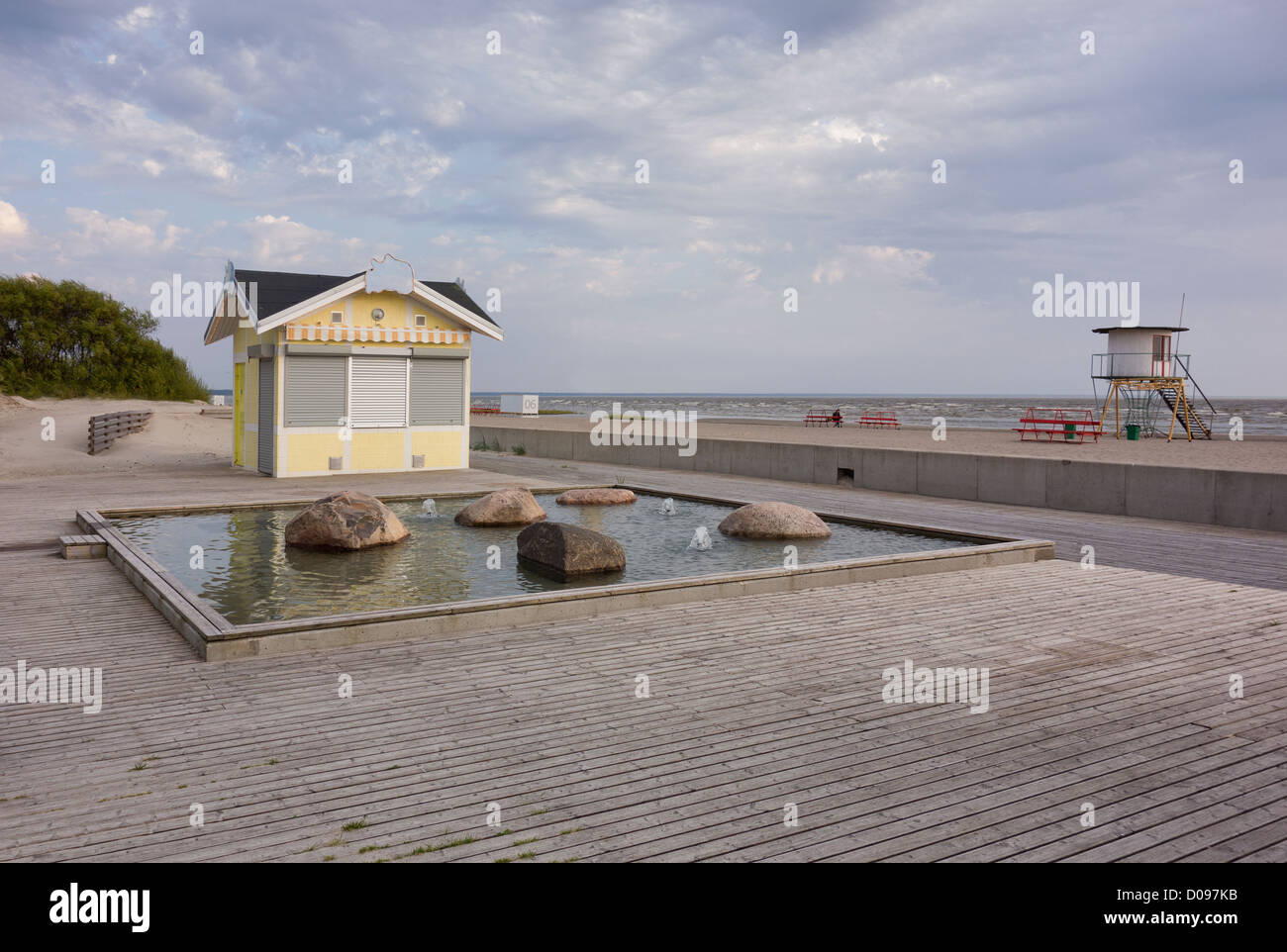 Une station balnéaire sur la côte de la mer Baltique. Un kiosque avec les fenêtres vers le bas, et une tour d'observation sur le sable. Offseason. Banque D'Images