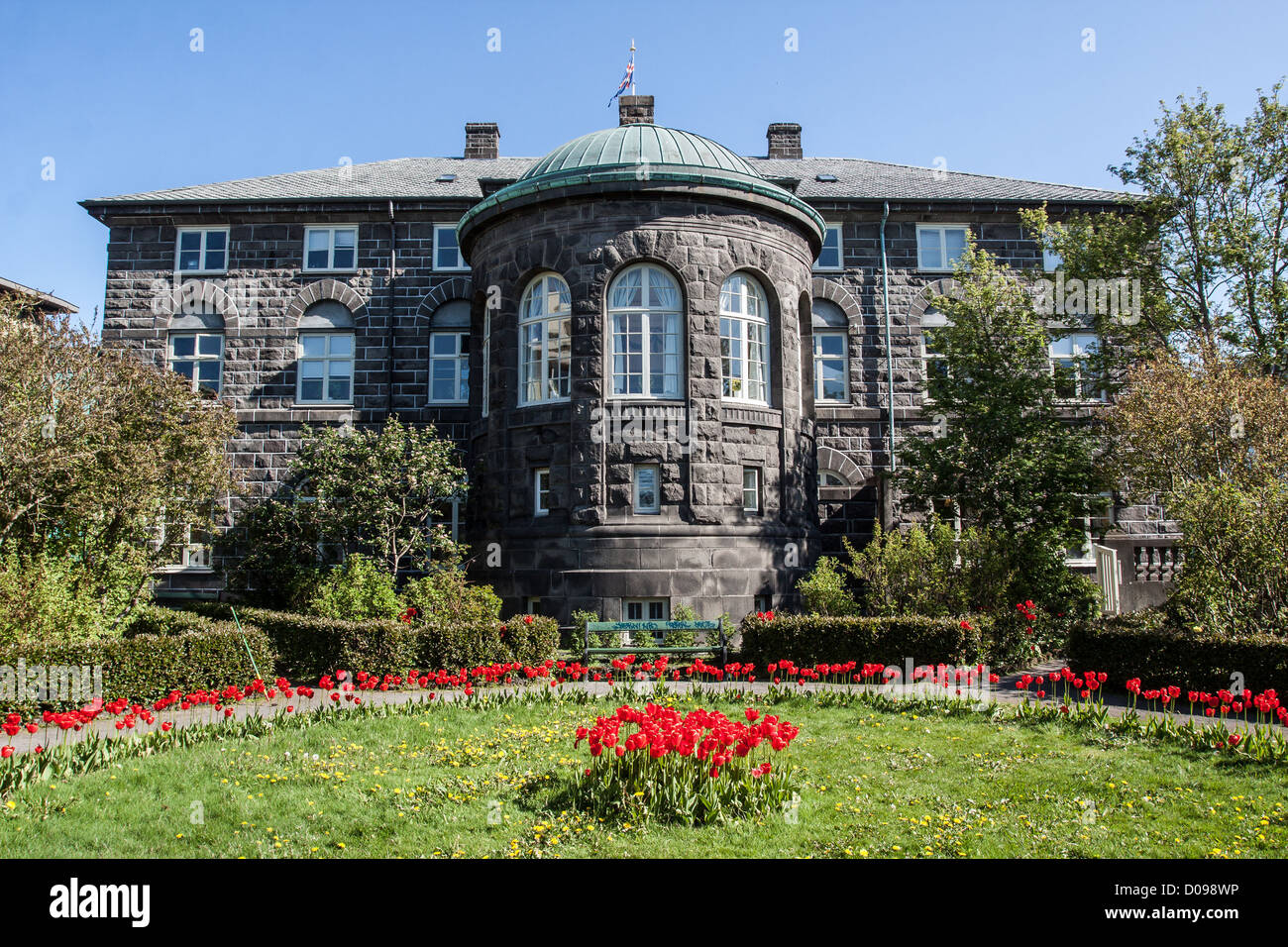 Vue extérieure du parlement islandais et SON JARDIN ALTHINGI BASALTE (édifice construit en 1881 REYKJAVIK ISLANDE Banque D'Images