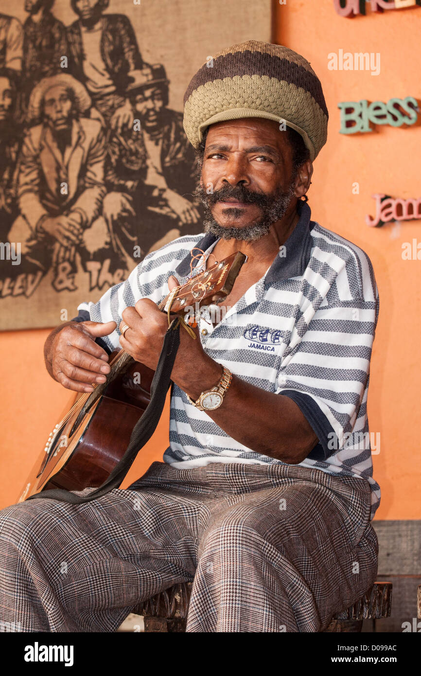 Musicien jamaïcain jouant des airs reggae Bob Marley (1945-1981) lors de la visite du mausolée de Bob Marley NINE MILE, CENTRE VILLAGE Banque D'Images