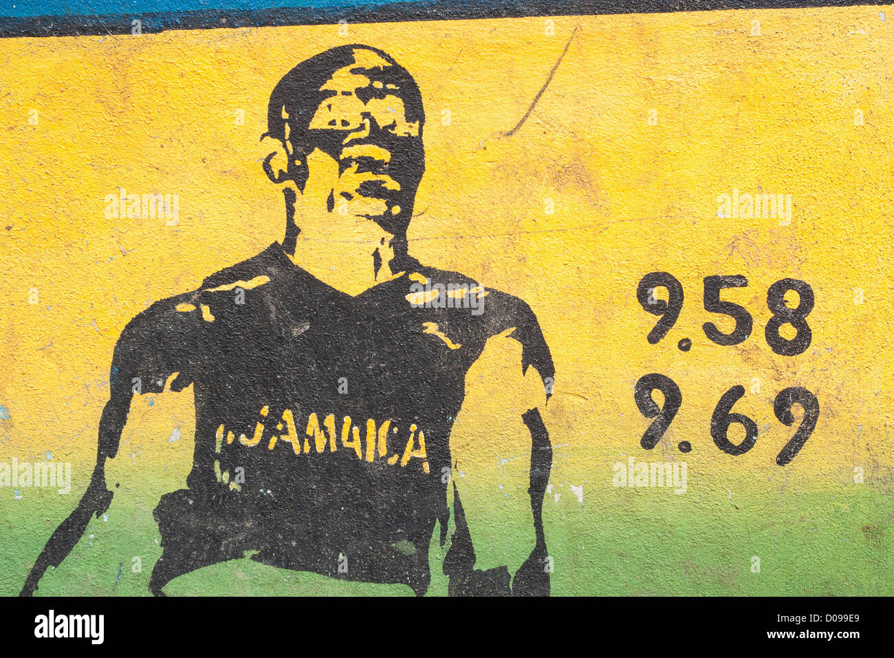 Le graffiti montrant le sprinter jamaïcain Usain Bolt SES DEUX RECORDS DU MONDE SUR 100 MÈTRES CENTRE VILLE PORT ANTONIO JAMAÏQUE CARAÏBES Banque D'Images