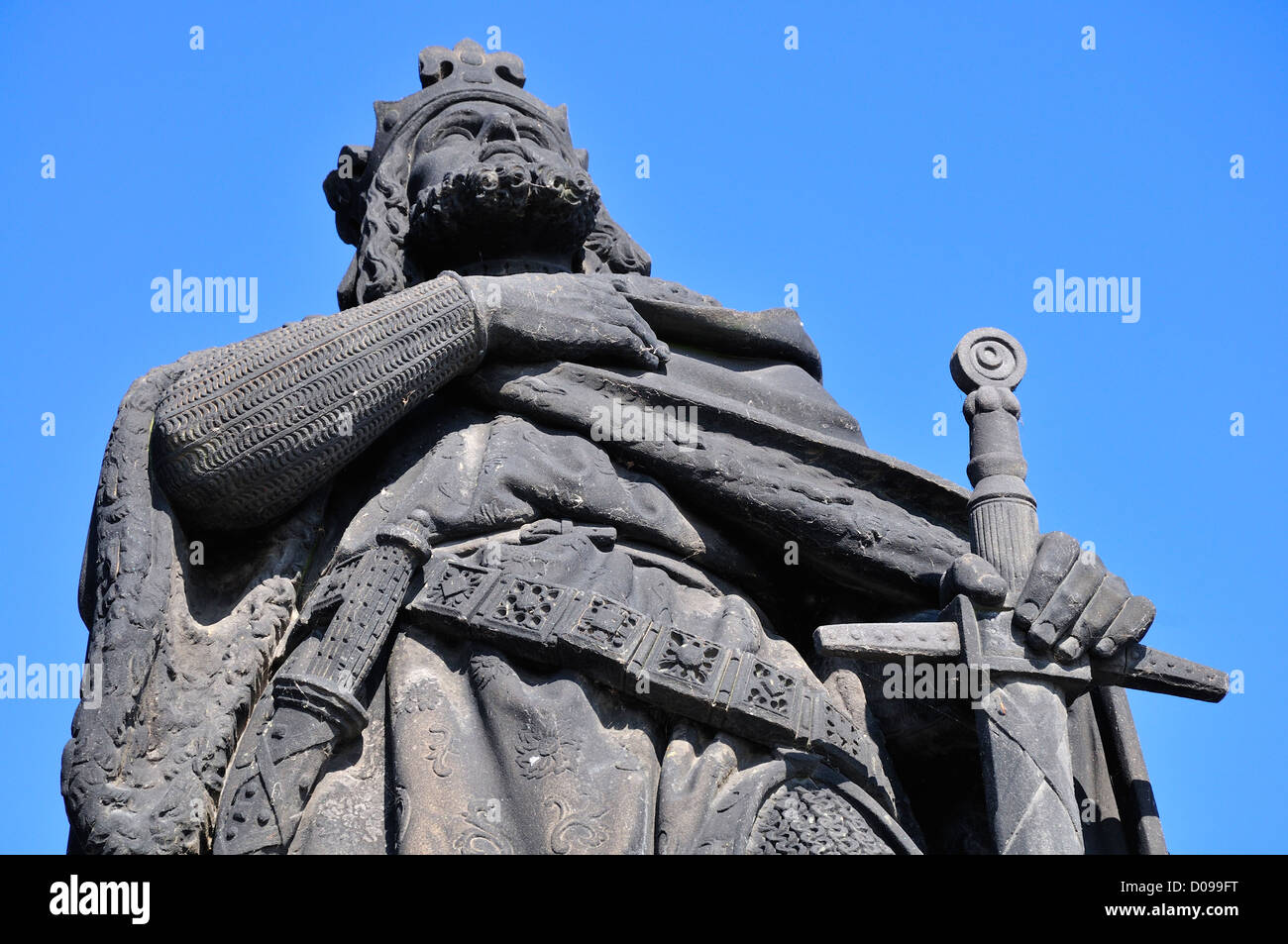 Prague, République tchèque. Le Pont Charles (Karluv Most) Statue de Saint Sigismond Banque D'Images