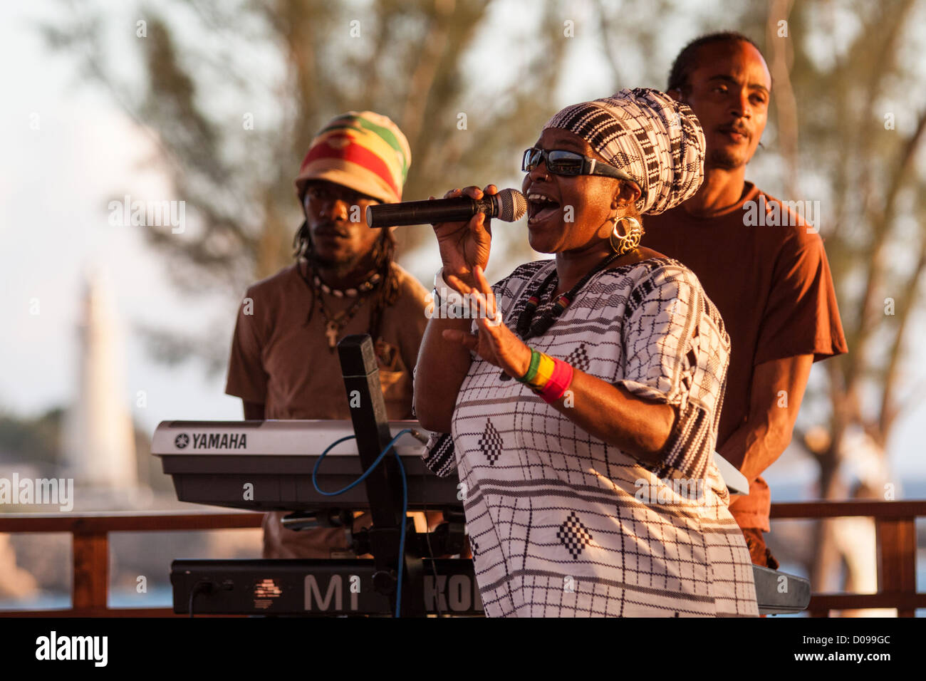 Chanteur de reggae ET DE SON GROUPE AU COURS D'UN CONCERT AU RICK'S CAFE NEGRIL EN JAMAÏQUE DANS LES CARAÏBES Banque D'Images