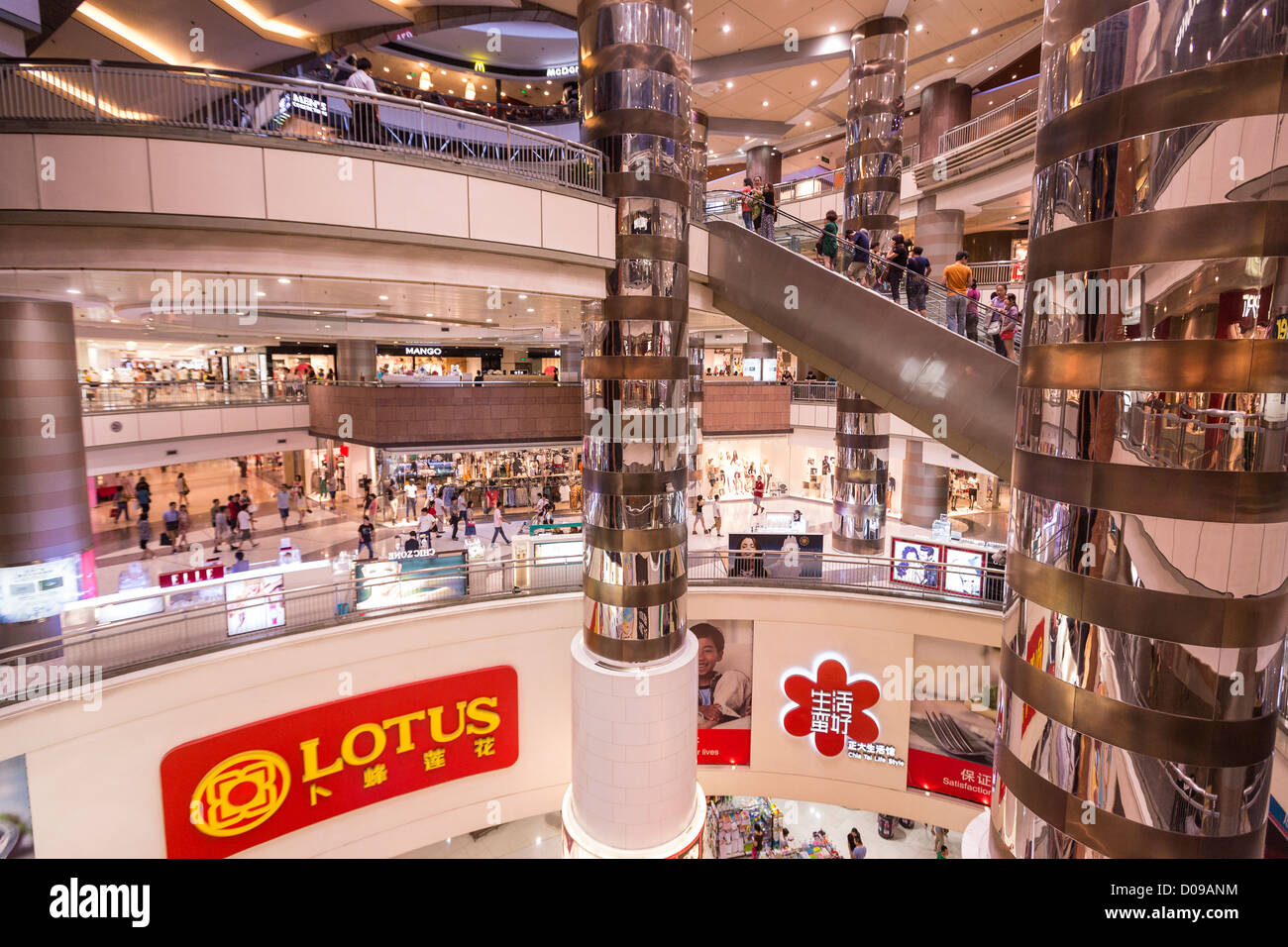 Les enfants jouent dans un centre commercial du quartier de Lujiazui Pudong Shanghai, Chine Banque D'Images