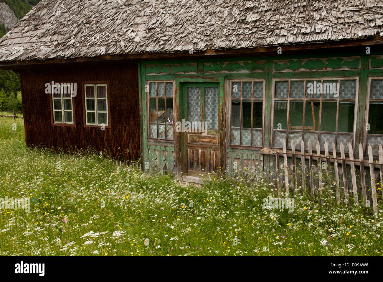 Ferme traditionnelle en bois dans les montagnes Piatra Craiului, Roumanie, Europe Banque D'Images