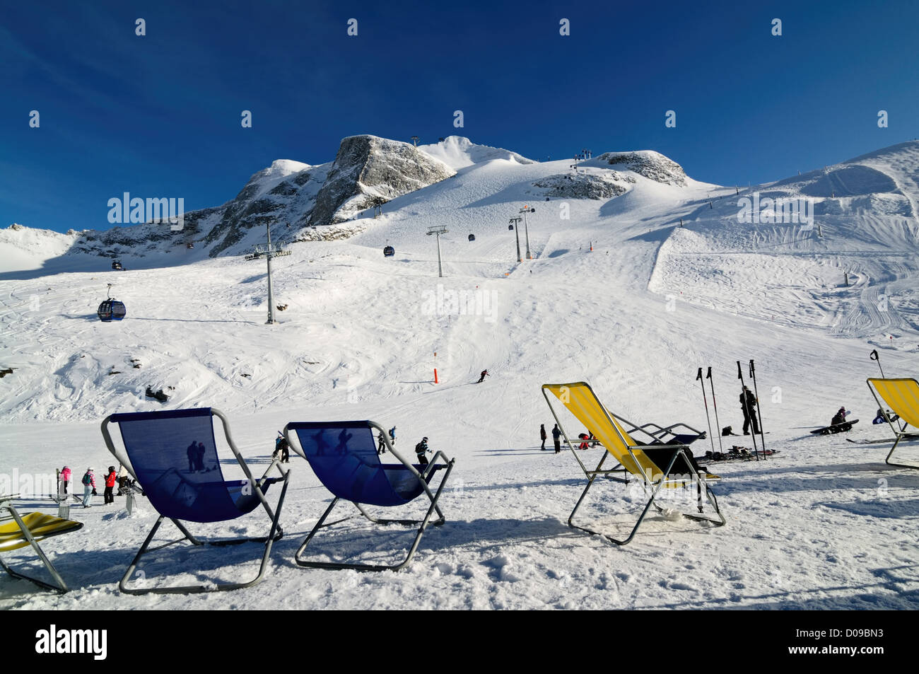 Des chaises sur la piste de ski à Hintertux arena finance, Zillertal, Autriche Banque D'Images