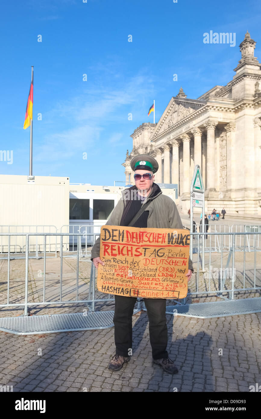 BERLIN - 3 NOVEMBRE 2011 : manifestant devant le Bundestag, le 3 novembre 2011 à Berlin, Allemagne. Banque D'Images