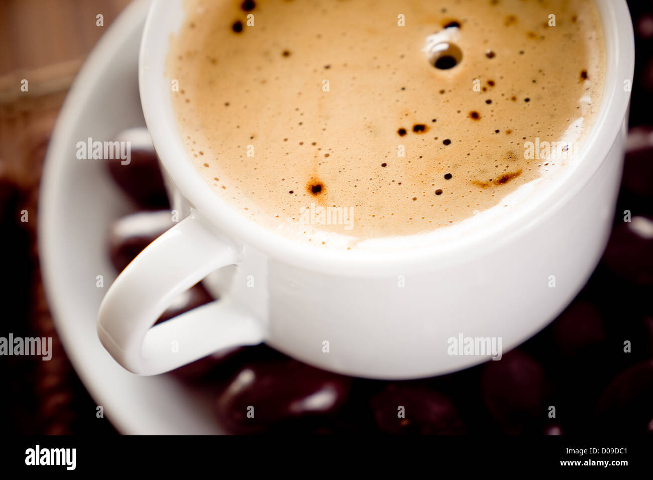 Tasse de café chaud avec gros plan d'écume, peu profond, DOF se concentrer sur un liquide. Banque D'Images