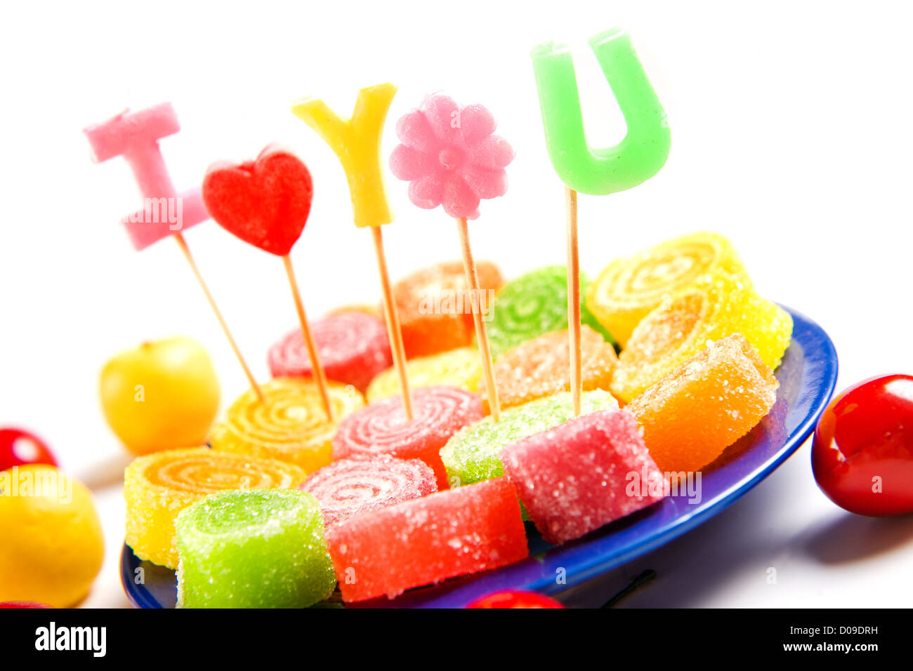 Dessert sur table avec déclaration d'amour se concentrer sur fleur rose. Banque D'Images