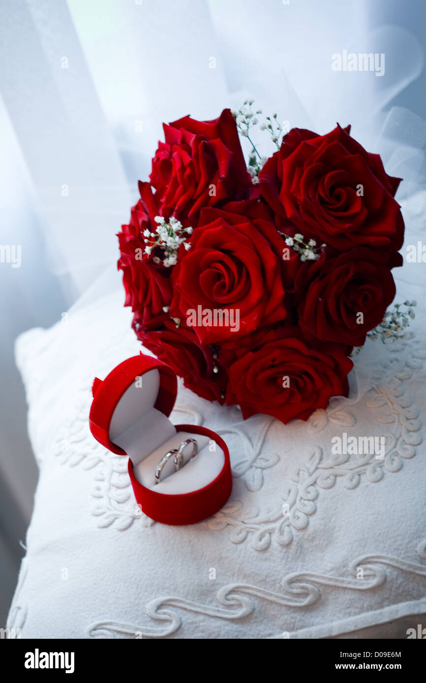 Bouquet de mariage et bagues Banque D'Images