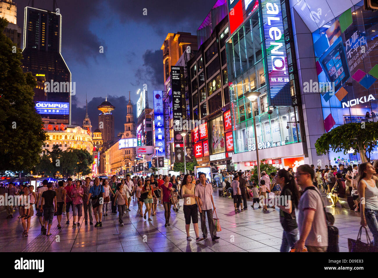 Les gens magasinent sur Nanjing East Road, à Shanghai, Chine. Banque D'Images