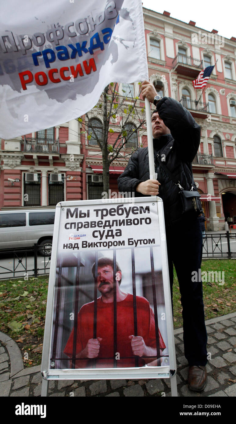 Le 20 novembre, 2012 - Saint-Pétersbourg, Russie - les Russes et Ukainians  rally à l'extérieur de bâtiment du consulat général américain à  Saint-Pétersbourg à l'appui de Viktor Bout, qui a été accusé