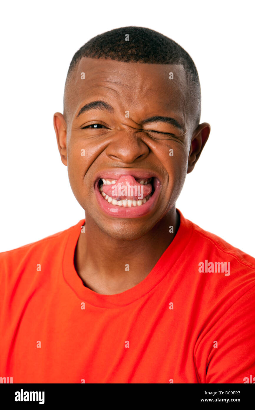 Jeune homme avec humour drôle expression sticking tongue out face, isolés. Banque D'Images