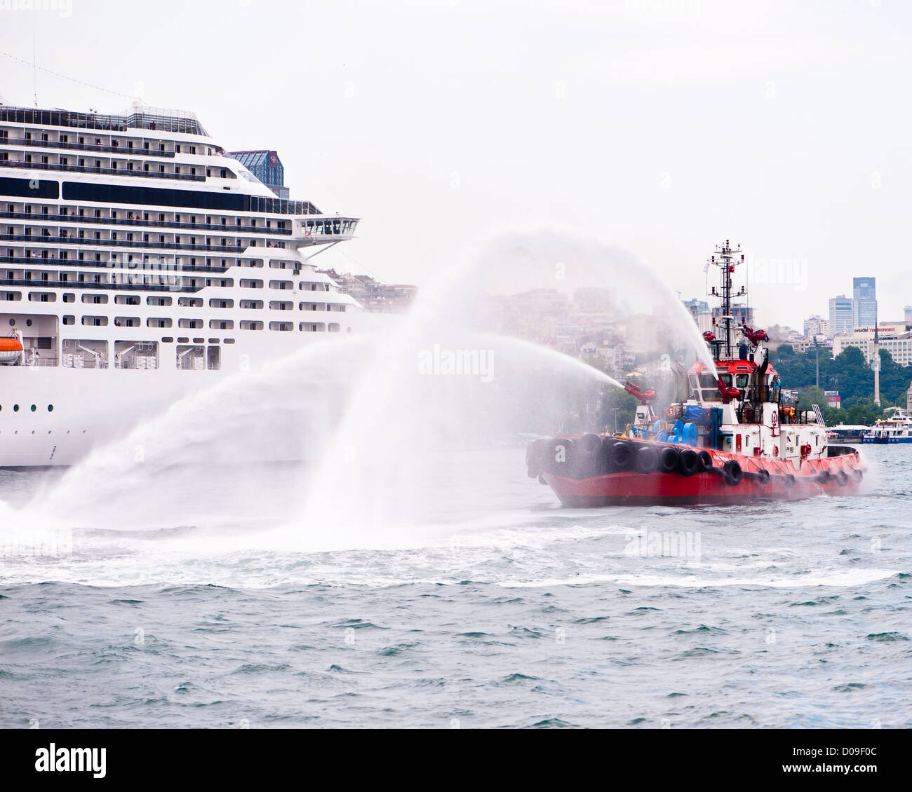 Bateaux feu mis sur un écran sur le Bosphore Banque D'Images