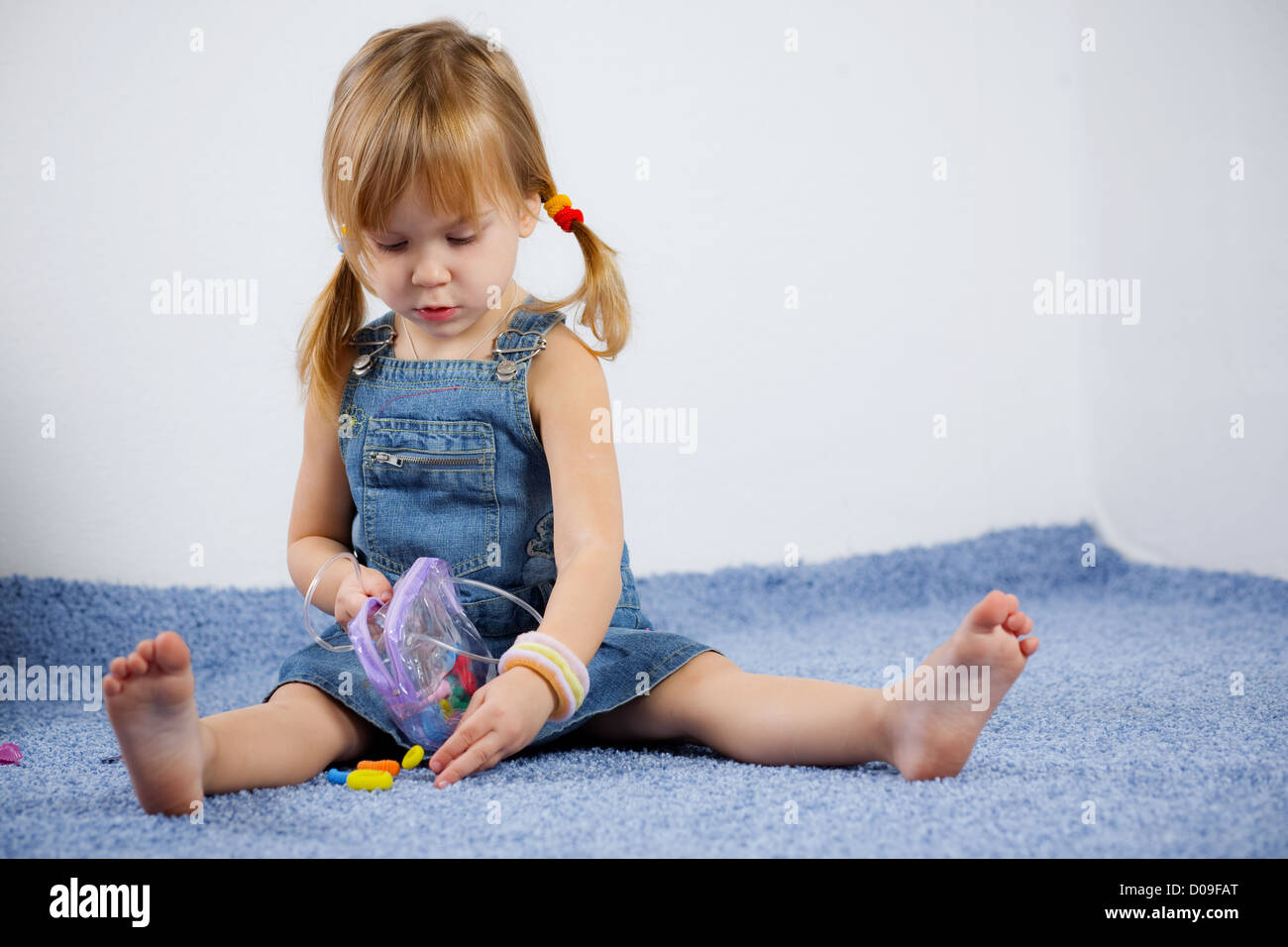 Enfant jouant sur un tapis Banque D'Images
