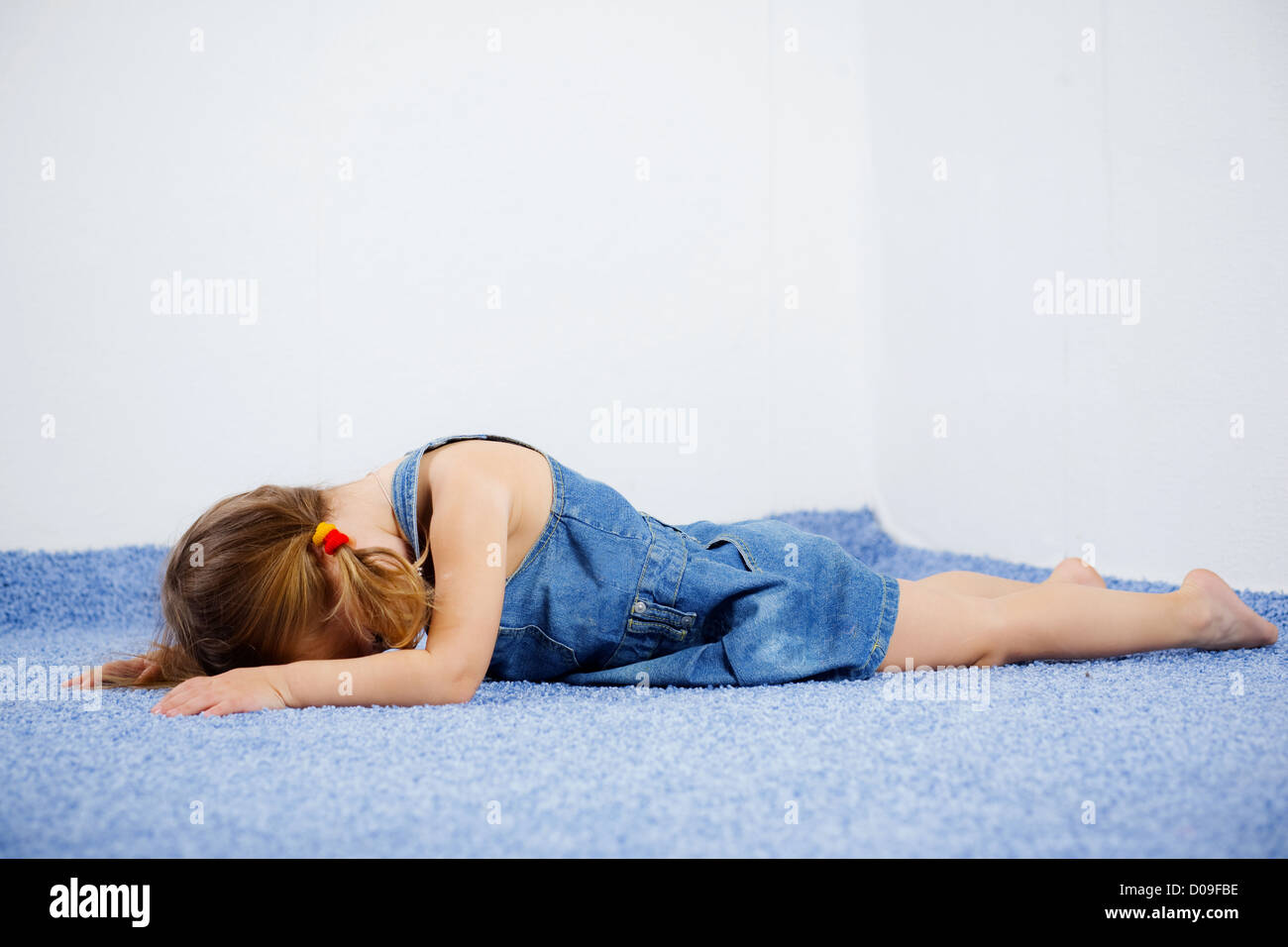 Enfant pleurant se trouvant sur le plancher Banque D'Images